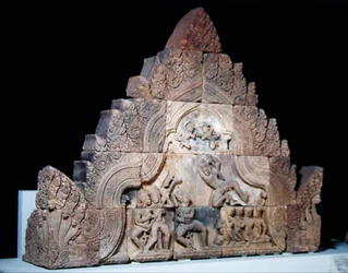 Piedistallo da un gopura di Banteay Srei, Cambogia, c.967